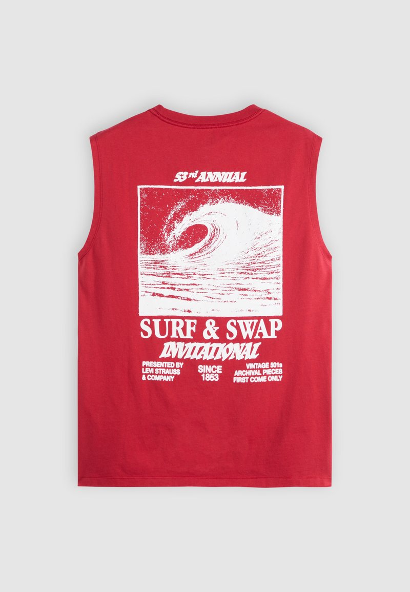 Rotes ärmelloses Shirt mit weißem Wellenmotiv und Text zum 53. jährlichen Surf & Swap Invitational Event.