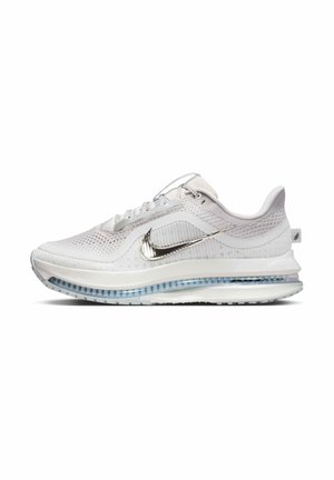 Biele športové topánky s priedušným sieťovaným zvrškom, strieborným logom Nike, polstrovaným lemom a vzduchom vyplnenou podrážkou s priesvitným modrým akcentom.