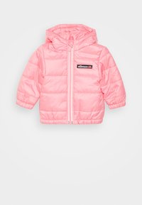Giacca puffer rosa con cappuccio, dotata di zip frontale e polsini elasticizzati. Include una patch logo nera a contrasto sul petto.