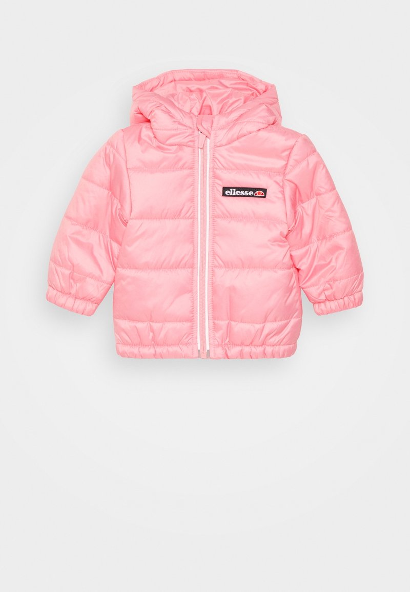 Giacca puffer rosa con cappuccio, dotata di zip frontale e polsini elasticizzati. Include una patch logo nera a contrasto sul petto.