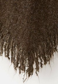 Sciarpa di lana marrone, testurizzata, con bordi frangiati arricciati, caratterizzata da un mix di fibre scure e chiare che creano un aspetto naturale e soffice.