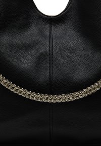 Sort læder hobo taske med en struktureret overflade og en metallisk kædeaccent over kroppen, med en buet topåbning.