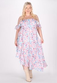 Maxi dress in tessuto leggero e fluente con un motivo floreale in rosa, blu e bianco; design scollato sulle spalle con maniche arricciate, lungo fino alla caviglia.