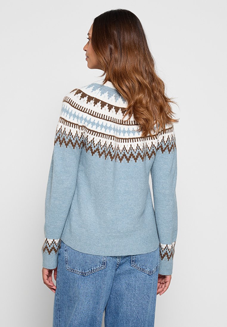 Maglione azzurro chiaro con collo geometrico in bianco, blu e marrone. Presenta maniche lunghe e orlo a coste. Realizzato in morbido materiale lavorato a maglia.