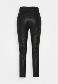 Pantalon noir en similicuir à taille haute avec poches arrière et jambes fuselées slim, vu de dos sur fond blanc.