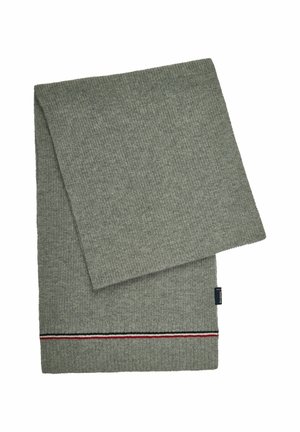 Écharpe tricotée grise avec une texture en côtes, présentant un accent à rayures horizontales en rouge et bleu à une extrémité. Design léger et polyvalent.