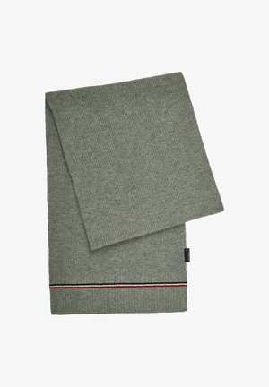 Grijze gebreide sjaal met ribbelstructuur, voorzien van een horizontale gestreepte accent in rood en blauw aan één uiteinde. Lichtgewicht en veelzijdig ontwerp.