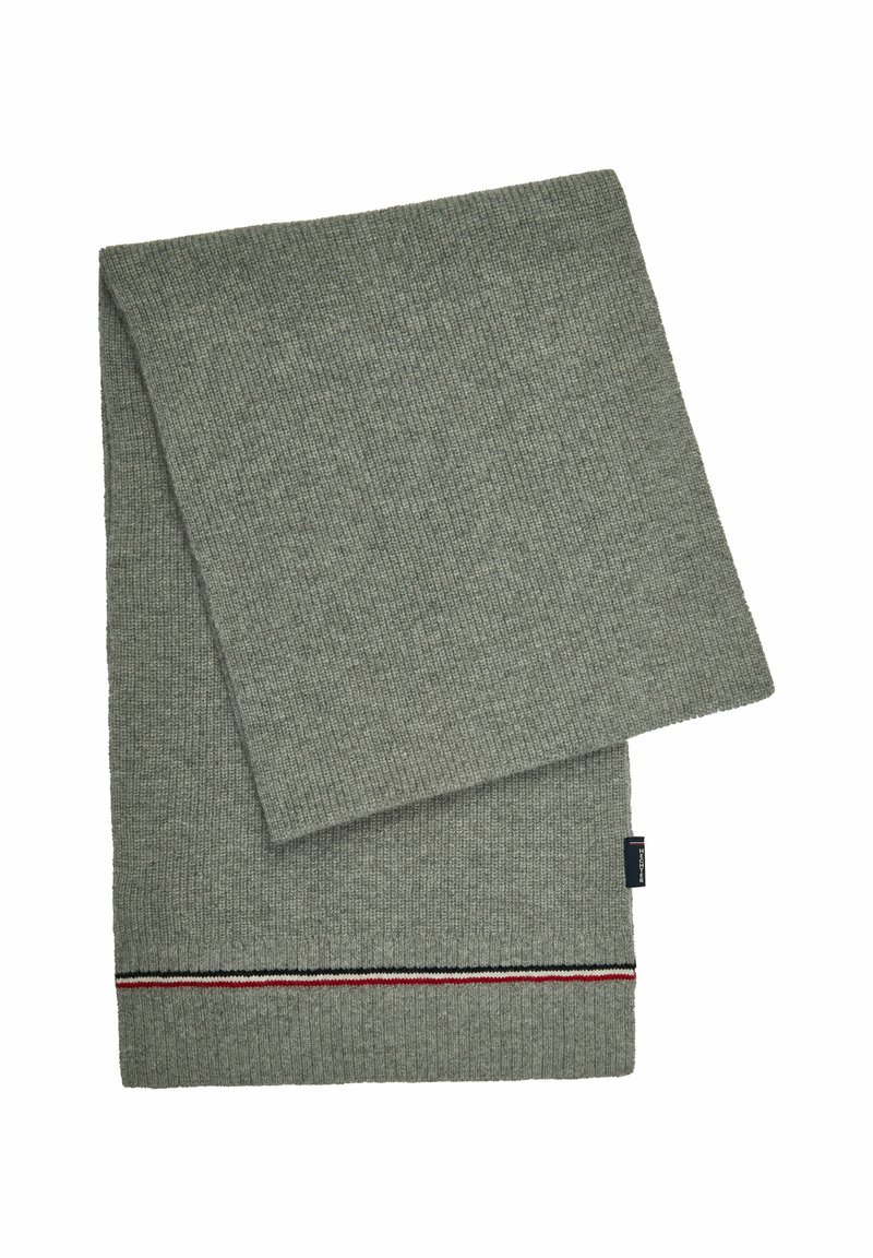 Grijze gebreide sjaal met ribbelstructuur, voorzien van een horizontale gestreepte accent in rood en blauw aan één uiteinde. Lichtgewicht en veelzijdig ontwerp.