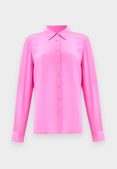 Camisa longa de manga rosa em satin com colarinho, frente com botões e textura suave. Design simples com corte ajustado e sem padrões visíveis.