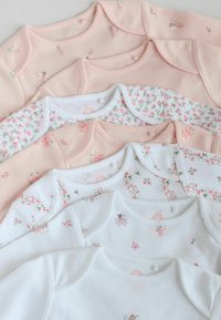 Sæt med babybodyer i blød bomuld. Farverne inkluderer lyserød og hvid, med blomster- og kaninmønstre, rund halsudskæring og trykknaplukning.