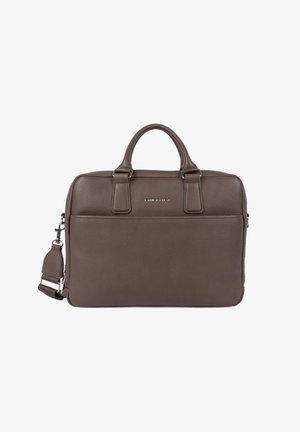 Borsa per laptop in pelle marrone con superficie texturizzata, manici superiori doppi, tracolla rimovibile e dettaglio del logo frontale.