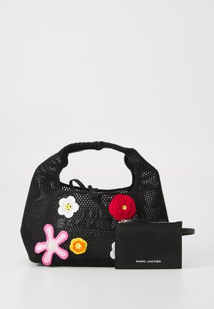 Sort mesh håndtaske med farverige blomsterapplikationer; har en struktureret form og en aftagelig sort kortholder mærket "MARC JACOBS."