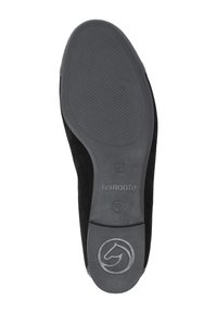 Semelle de chaussure en daim noir avec une surface en caoutchouc texturée. Présente le nom de la marque "remonte" et un logo circulaire avec un motif de cheval.