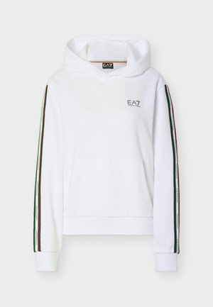 Biała bluza z kapturem z kieszenią typu kangur, czarne, czerwone i zielone paski na rękawach oraz logo EA7 Emporio Armani na piersi i wewnątrz kołnierza.