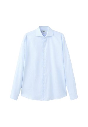 Svetlo modra srajca z dolgimi rokavi iz gladkega blaga, z ostrim ovratnikom, gumbi spredaj in zapenjanjem na gumbe na manšetah.