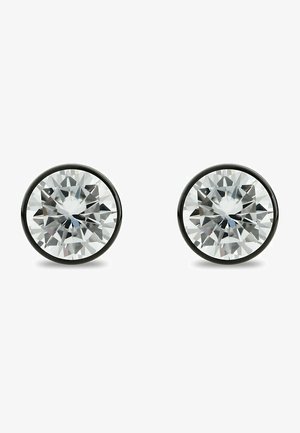 Runde Ohrstecker mit großen, klaren, facettierten Kristallen, die in eine schwarze Metallfassung eingesetzt sind. Glatte, reflektierende Oberflächen verstärken die Brillanz.