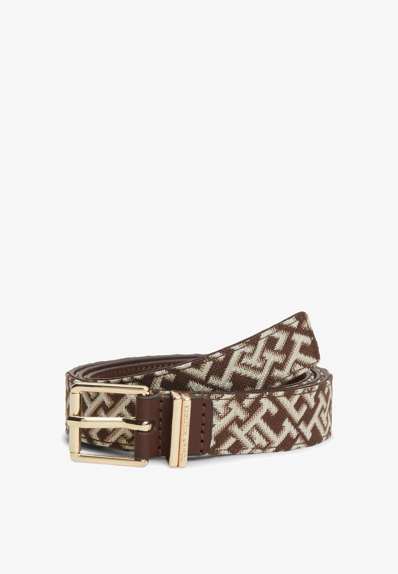 Ceinture en tissu marron et beige à motifs avec boucle dorée et inscription "Tommy Hilfiger" gravée sur une boucle en cuir.
