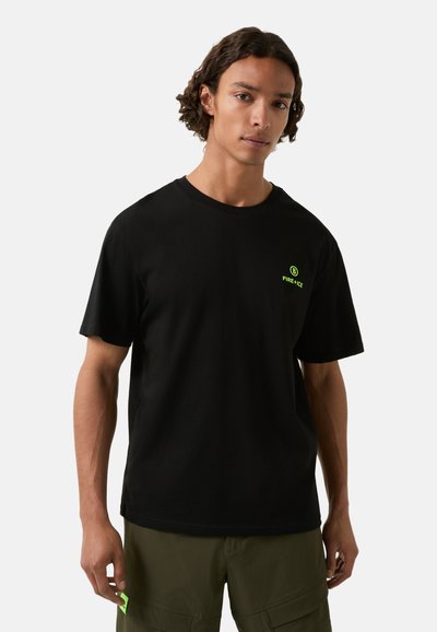 Sort bomulds t-shirt med rund hals og korte ærmer, udstyret med et lysgrønt logo trykt på venstre bryst.