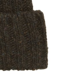 Ciemnobrązowa dziergana wełniana czapka z prążkowaną fakturą i podwiniętym mankietem. Materiał zawiera drobne kolorowe akcenty dla dodatkowego efektu.
