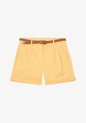 Gelbe Baumwollshorts mit einem geflochtenen braunen Gürtel, die Falten, Seitentaschen und umgeschlagene Saums haben.