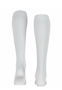 Ein Paar weiße knielange Socken mit einem dezenten Rautenmuster, von hinten auf einem schlichten weißen Hintergrund gezeigt.