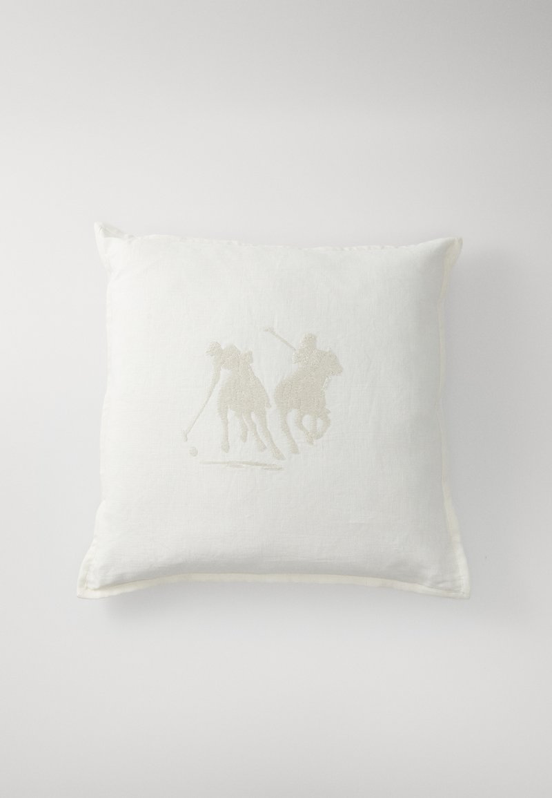 Balts lina spilvens ar izšūtu dizainu, kurā attēloti divi polo spēlētāji gaismas bēšā tonī. Malas ir kārtīgi šūtas.