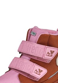 Roze en bruine waterdichte kinderlaarzen met twee verstelbare klittenbandsluitingen, een gestructureerd oppervlak en een klein dierenlogo op de bandjes.