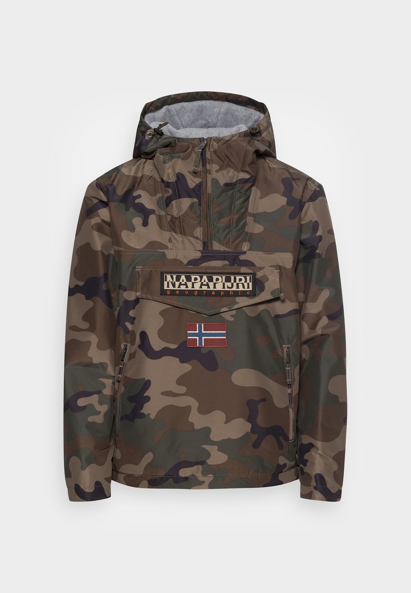 Camouflagejakke med hætte, der har en frontlomme, grå inderforing og et patch med det norske flag og brandlogo.
