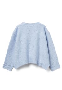 Světle modrý pletený svetr s dlouhými rukávy a rozptýlenými malými stříbrnými flitry, s žebrovanými manžetami a lemem, vystavený na bílém pozadí.