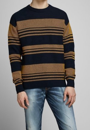 Marineblau und senfgelb gestreifter Strickpullover mit Rundhalsausschnitt und gerippten Bündchen, kombiniert mit hellblauen, distressed Jeans.
