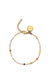 Pulsera de cadena de oro con pequeñas cuentas multicolores y un charm redondo dorado grabado con "SINGULARU", asegurada con un cierre de langosta.