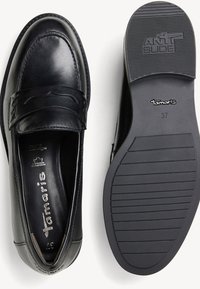Mocassins de couro pretos com um acabamento texturizado, apresentando um detalhe cosido na parte superior e uma sola de borracha antiderrapante, rotulados com o tamanho 37.