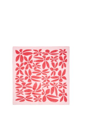 Różowy kwadratowy materiał z wzorem czerwonych kwiatowych kształtów o zróżnicowanej wielkości, równomiernie rozłożonych na powierzchni.