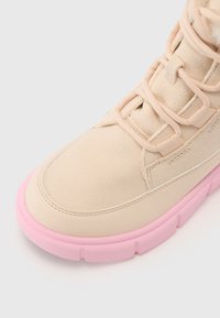 Sorel YOUTH EXPLORER UNISEX - Cizme de iarnă - pearlescent/pink
