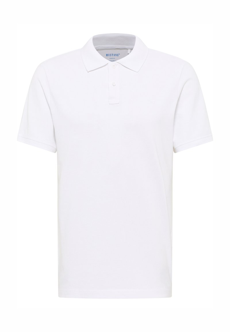 Vit pikétröja i bomull med klassisk krage, korta ärmar och treknappars plack. Har en liten logotyp på bröstet.
