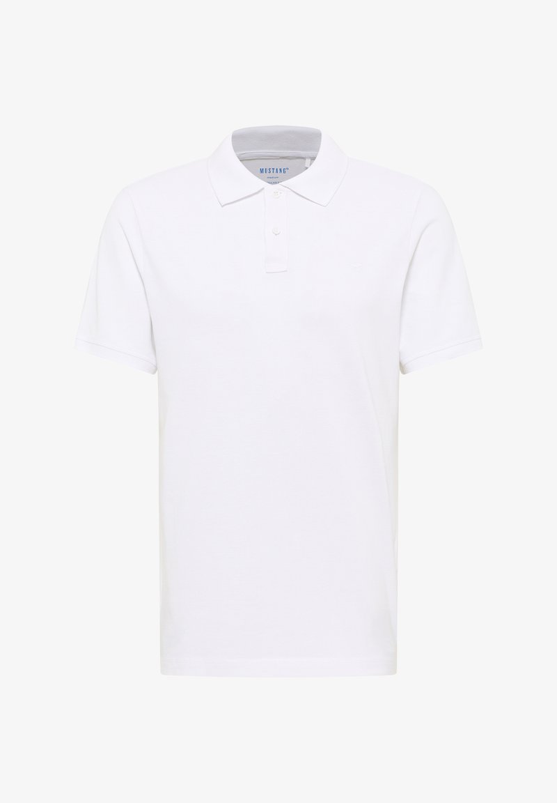 Vit pikétröja i bomull med klassisk krage, korta ärmar och treknappars plack. Har en liten logotyp på bröstet.