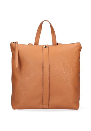 Rucksack aus hellbraunem Leder mit einem oberen Griff, einem vorderen vertikalen Riemen mit Druckknopf und einem Reißverschluss entlang der oberen Kante.