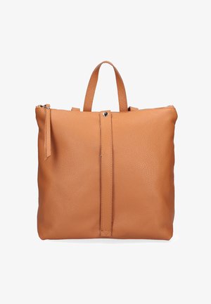 Rucksack aus hellbraunem Leder mit einem oberen Griff, einem vorderen vertikalen Riemen mit Druckknopf und einem Reißverschluss entlang der oberen Kante.