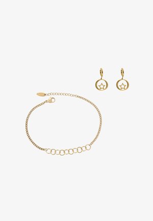 Set de bijuterii din aur, care include o brățară cu lanț și linkuri circulare, și cercei pendanți cu motive stelare înrame în cercuri.