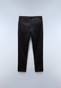 Pantaloni slim-fit neri in misto cotone, dotati di due tasche posteriori e un sottile dettaglio del logo sulla vita. Texture liscia e leggera.