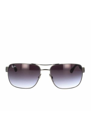 Occhiali da sole con gradiente grigio, montatura quadrata in metallo, bracci sottili e dettagli del logo sull'angolo superiore sinistro della lente. Le lenti offrono protezione UV.