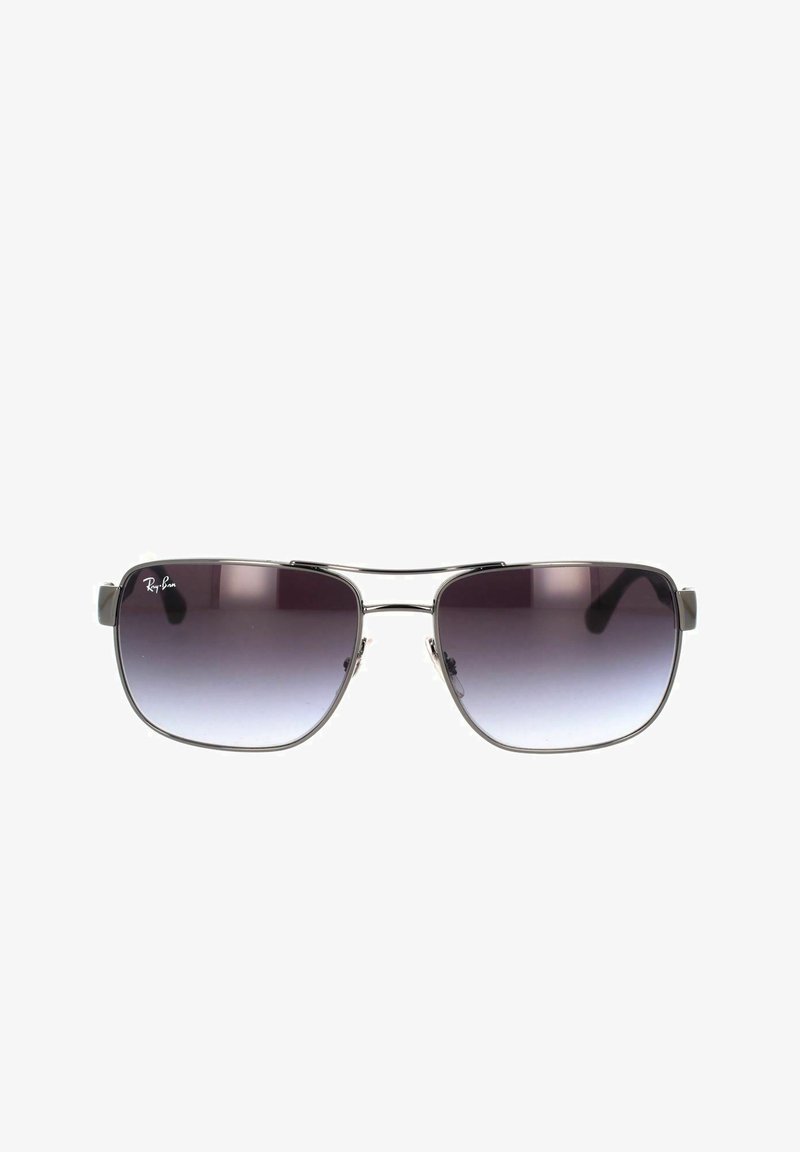 Occhiali da sole con gradiente grigio, montatura quadrata in metallo, bracci sottili e dettagli del logo sull'angolo superiore sinistro della lente. Le lenti offrono protezione UV.
