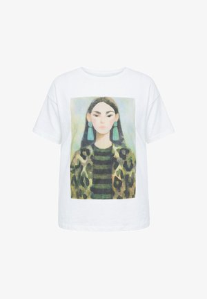 T-shirt blanc à manches courtes avec le portrait d'une femme portant de grandes boucles d'oreilles turquoise, un haut rayé et une veste à imprimé léopard.