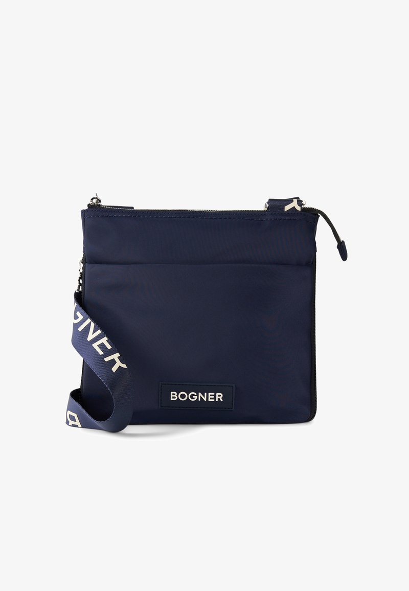 Navy modrá nylonová crossbody taška se zipovým uzávěrem, s logem na nášivce a popruhem s bílým nápisem. Obdélníkový tvar, hladká textura.