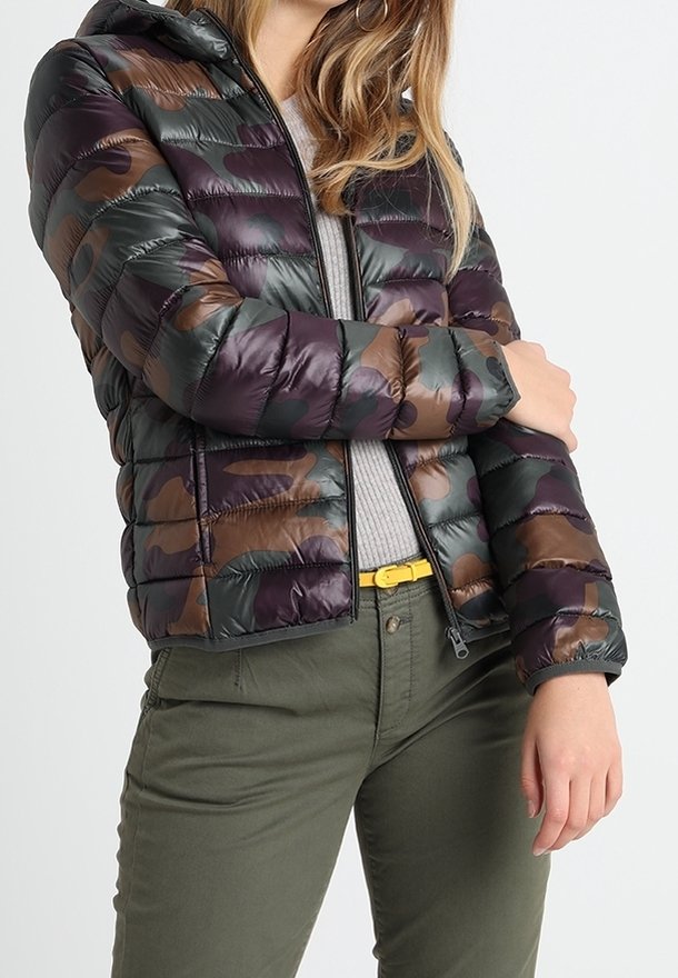 Puffjakke i mørkegrøn og brun camouflage mønster, med hætte, lynlås og quiltet overflade. Matchende med olivengrønne bukser og en grå top.