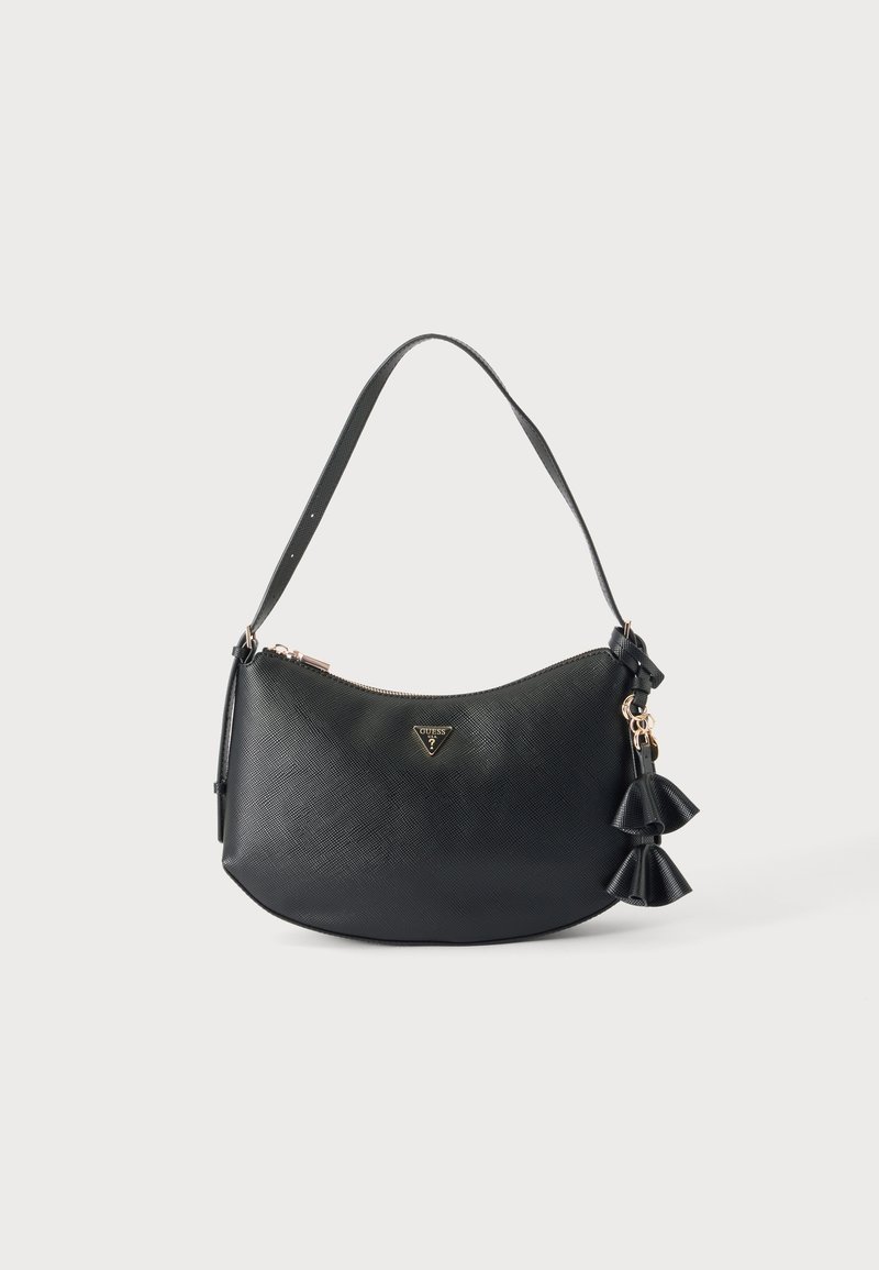 Petit sac à épaule noir avec finition texturée, fermeture éclair dorée, logo de la marque, bandoulière ajustable et pampilles décoratives sur le côté.
