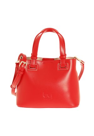 Piccola borsa a mano in pelle rossa con doppi manici, tracolla regolabile e dettagli con fibbie color oro su sfondo bianco.