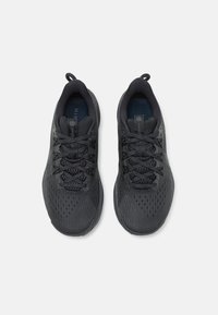 Zwarte sportieve schoenen met een ademend bovenwerk van mesh, een textuurpatroon en ronde zolen. Voorzien van vetersluiting en gepolsterde kraag.