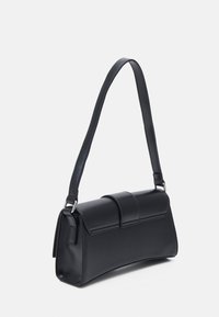 Czarna skórzana torba na ramię o smukłym, prostokątnym kształcie, z klapką i pojedynczym długim paskiem na białym tle.