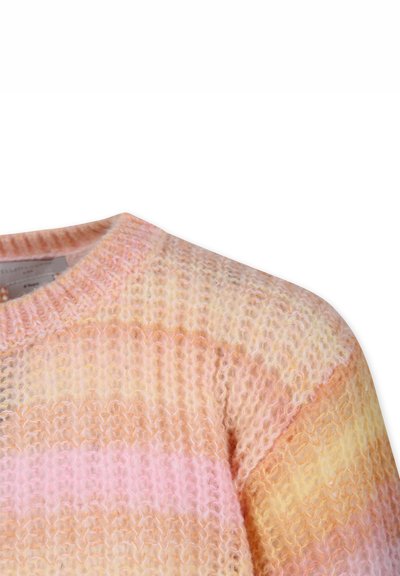 Pull en tricot avec une texture douce et pelucheuse, présentant des rayures horizontales dans des teintes pastel de pêche, rose, jaune et crème.